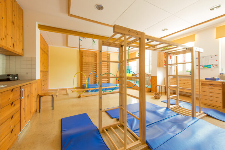 Mehrzweckraum (33 qm) als Turnhalle mit Sprossenwand und Matten im Integrativen Kindergarten Bayreuth