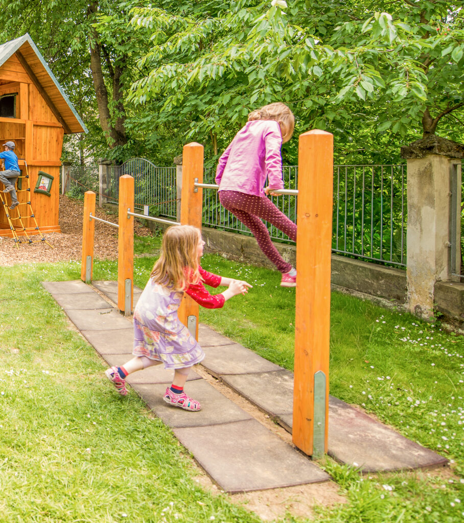 Dreiteilige Reckanlage als Bewegungsgerät im Garten des Integrativen Montessori Kindergartens Bayreuth