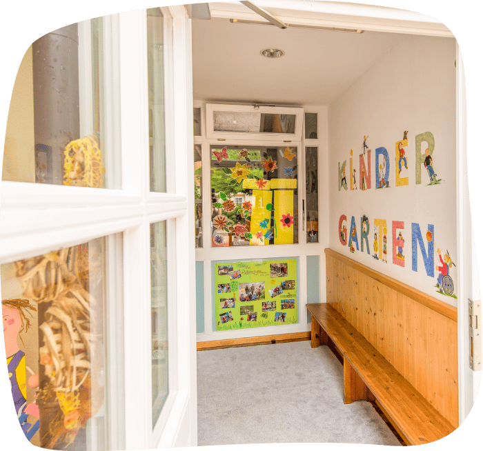 Flurbereich mit Kinderzeichnungen und Infotafel für Elternarbeit im Integrativen Montessori Kindergarten Bayreuth