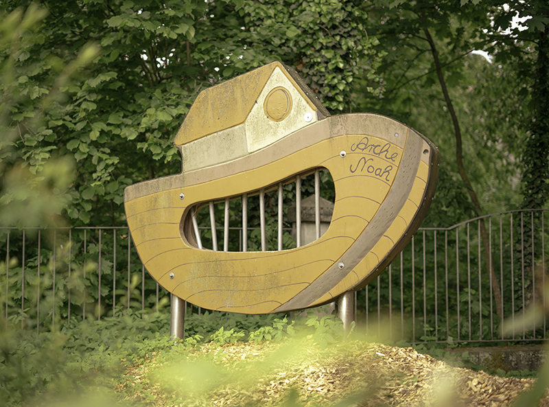 KlangArche als musikalisches Außenspielgerät im naturnahen Garten des Kindergartens Bayreuth