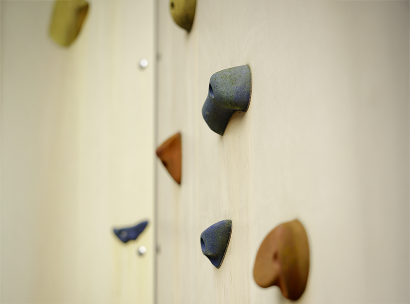 Dreiteilige Boulderwand mit Griffen im Außengelände des Integrativen Montessori Kindergartens Bayreuth