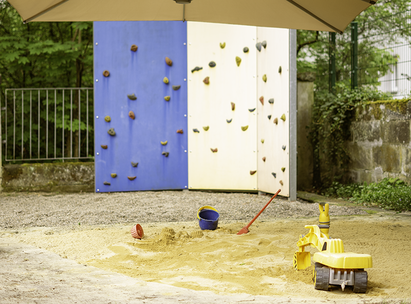 Großzügiger Sandkasten mit Spielmöglichkeiten im Außengelände des Integrativen Kindergartens Bayreuth