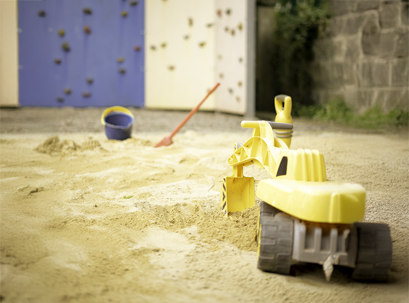 Sandspielzeug und Matschwerkzeuge im Außengelände des Integrativen Montessori Kindergartens Bayreuth
